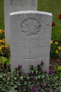 Bruay Communal Cemetery Extension - De La Courneuve, Montagu T.